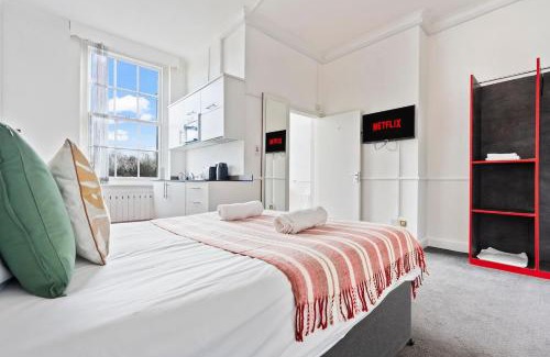 Dudley Apartamento | Stylish Dudley Studio with Kitchen and Parking