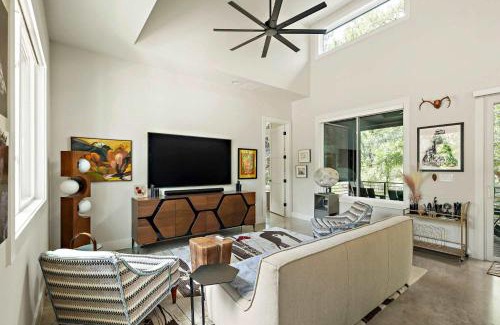 MLK Casa | Stylish East Austin Home - 2BR-BBQ-Close to DT