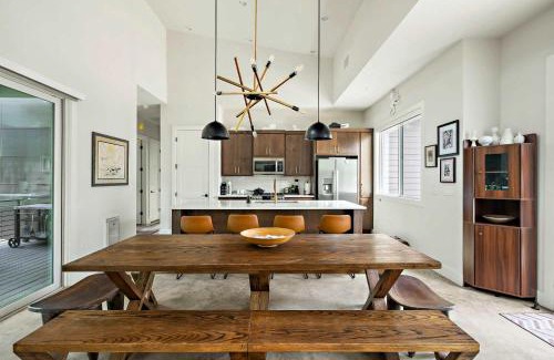 MLK Casa | Stylish East Austin Home - 2BR-BBQ-Close to DT