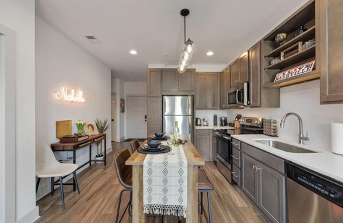 Nashville Condominio | Stylish East Nashville king bed condo - near Opry, Broadway, Downtown & Airport