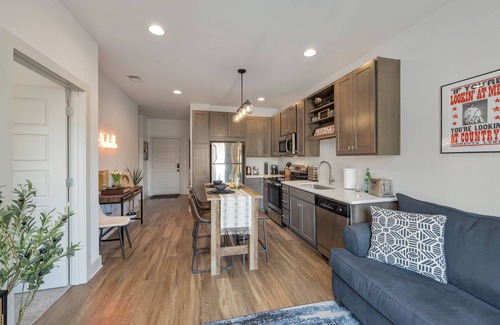 Nashville Condominio | Stylish East Nashville king bed condo - near Opry, Broadway, Downtown & Airport