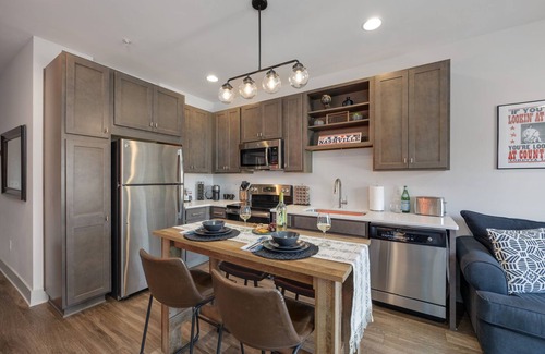Nashville Condominio | Stylish East Nashville king bed condo - near Opry, Broadway, Downtown & Airport