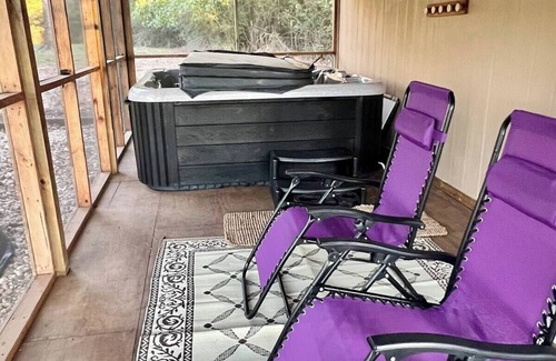 Kennard Cabina | STYLISH EAST TEXAS CABIN WITH PRIVATE HOT TUB, WIFI, ROKU, SMALL TOWN