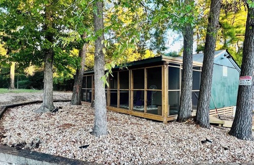 Kennard Cabina | STYLISH EAST TEXAS CABIN WITH PRIVATE HOT TUB, WIFI, ROKU, SMALL TOWN