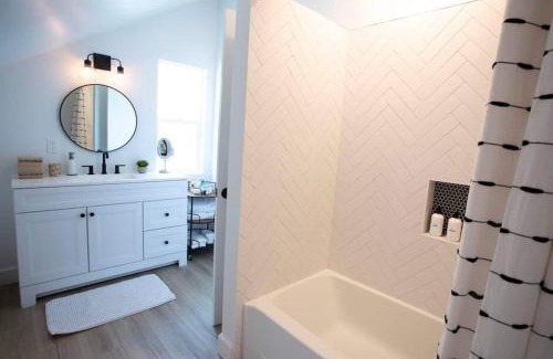 Loma Portal Casa | Stylish, Elegant, Modern, King Bed