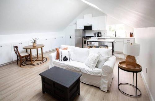 Loma Portal Casa | Stylish, Elegant, Modern, King Bed