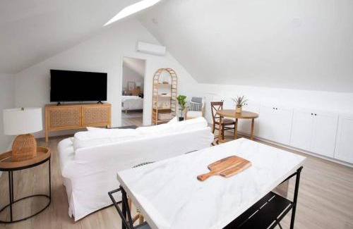 Loma Portal Casa | Stylish, Elegant, Modern, King Bed