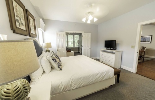 Lackey Complejo | Stylish Estate Stay Just Minutes from Museums, Dining & Attractions