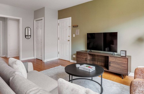 Evanston Apartamento | Stylish Evanston 2BR w/ Courtyard, nr Northwestern Beach, by Blueground