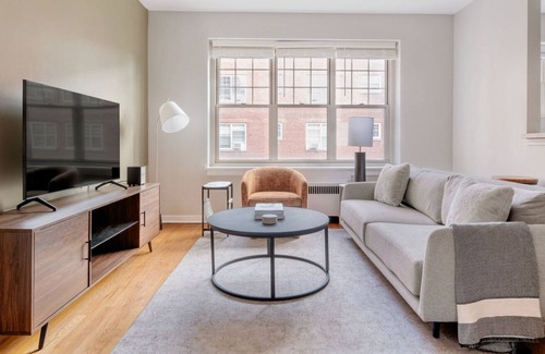 Evanston Apartamento | Stylish Evanston 2BR w/ Courtyard, nr Northwestern Beach, by Blueground