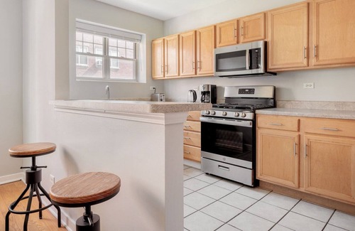 Evanston Apartamento | Stylish Evanston 2BR w/ Courtyard, nr Northwestern Beach, by Blueground
