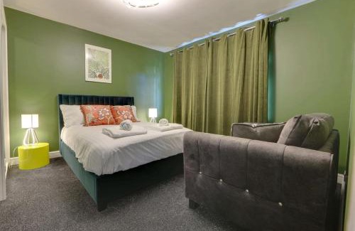 High Hazels Casa | #Stylish #Exceptional 4 bed house, free parking, close to KFC, McDonalds, Aldi and ASDA