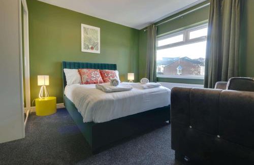 High Hazels Casa | #Stylish #Exceptional 4 bed house, free parking, close to KFC, McDonalds, Aldi and ASDA