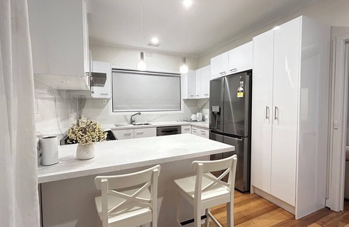 Dandenong Casa | Stylish Family Home- 3BR in the heart of Dandenong, Just minutes to the station