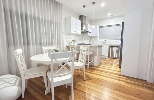 Dandenong Casa | Stylish Family Home- 3BR in the heart of Dandenong, Just minutes to the station
