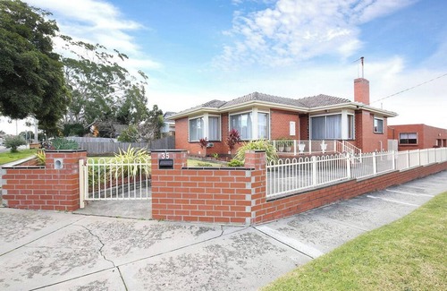 Dandenong Casa | Stylish Family Home- 3BR in the heart of Dandenong, Just minutes to the station