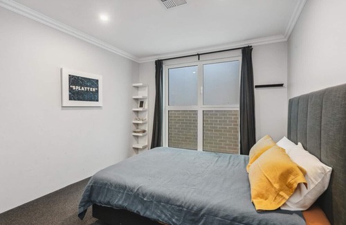 South Perth Casa | Stylish Family Home with Pool and City Views