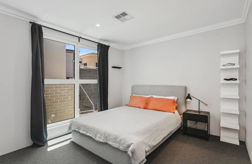 South Perth Casa | Stylish Family Home with Pool and City Views