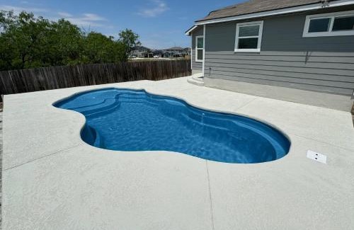Southside Casa | Stylish Family Home Near Lackland POOL