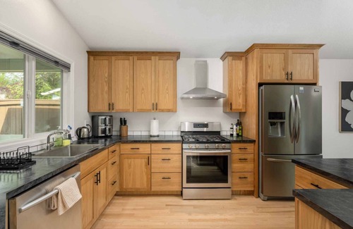Oak Creek Casa | Stylish Family Retreat w/Patio, & Game Console in Heart of Lake Oswego’s Westlake Neighborhood