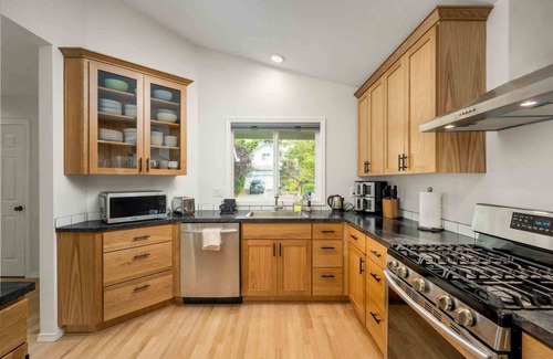 Oak Creek Casa | Stylish Family Retreat w/Patio, & Game Console in Heart of Lake Oswego’s Westlake Neighborhood
