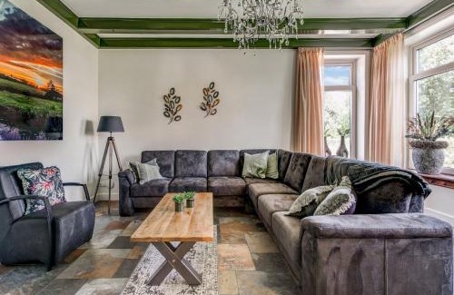 Kootstertille Casa | Stylish Farmhouse with Spa Tub