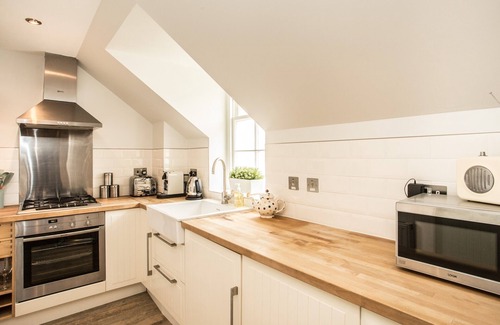 North Berwick Apartamento | Stylish first-floor apartment with private patio, just moments from the High Street. Sleeps 2