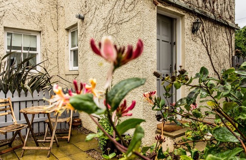 North Berwick Apartamento | Stylish first-floor apartment with private patio, just moments from the High Street. Sleeps 2