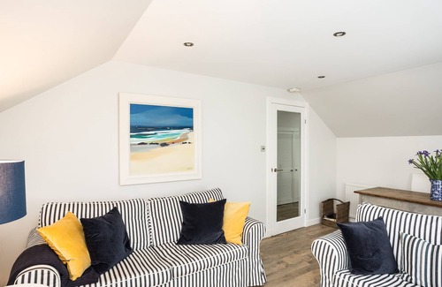 North Berwick Apartamento | Stylish first-floor apartment with private patio, just moments from the High Street. Sleeps 2