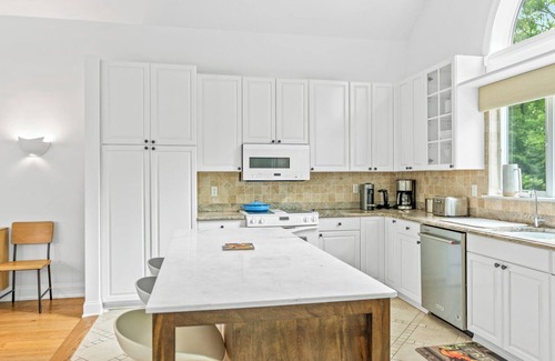 Hampton Bays Casa | Stylish Five-Bedroom Oasis w/ Pool, Minutes from Beaches, Wineries & the...