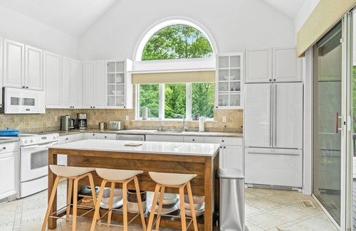 Hampton Bays Casa | Stylish Five-Bedroom Oasis w/ Pool, Minutes from Beaches, Wineries & the...