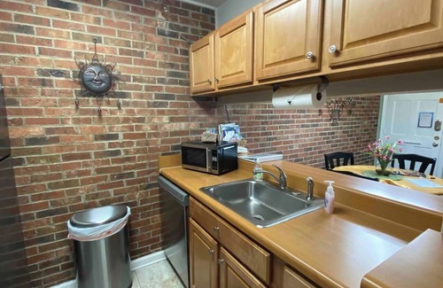 Durham Condominio | Stylish Flat in DT Durham-Sep A/C-downtown walkable