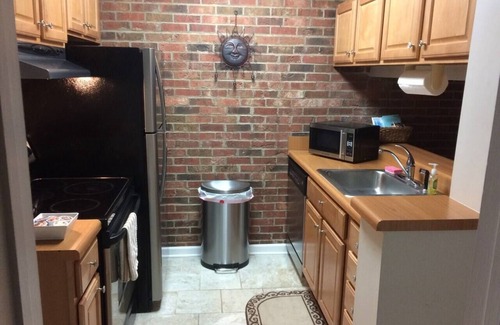 Durham Condominio | Stylish Flat in DT Durham-Sep A/C-downtown walkable