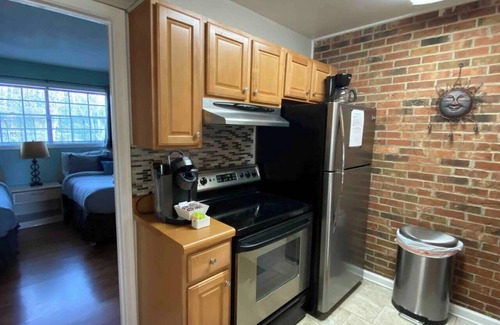 Durham Condominio | Stylish Flat in DT Durham-Sep A/C-downtown walkable