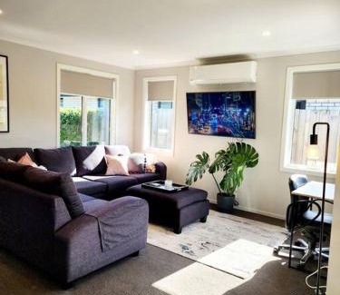 Hamilton Casa | Stylish Fresh Haven for up to 8 guests