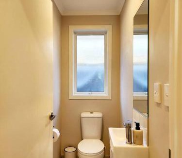 Hamilton Casa | Stylish Fresh Haven for up to 8 guests