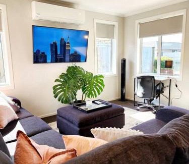Hamilton Casa | Stylish Fresh Haven for up to 8 guests