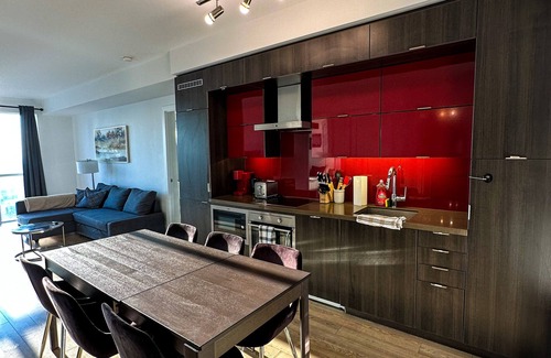 Toronto Entertainment District Hotel | Stylish Front Street Suites - Free Parking