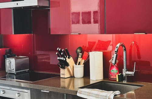 Toronto Entertainment District Hotel | Stylish Front Street Suites - Free Parking