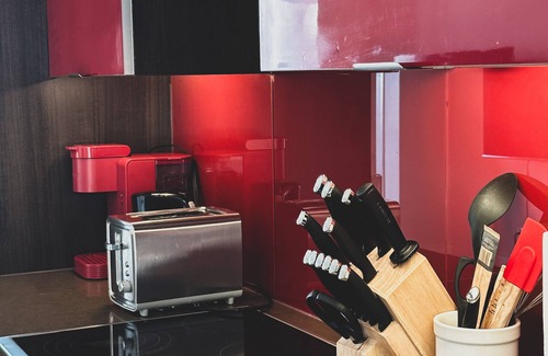 Toronto Entertainment District Hotel | Stylish Front Street Suites - Free Parking