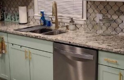 Kansas City Casa | Stylish-Fully Furnished 5bdrm Home Walking Distance from Arrowhead Stadium!