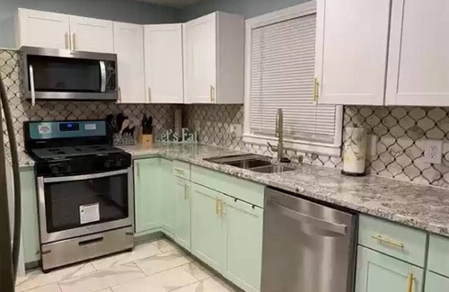 Kansas City Casa | Stylish-Fully Furnished 5bdrm Home Walking Distance from Arrowhead Stadium!
