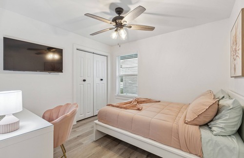 Las Colinas Casa | Stylish & Fun Renovated House Sleeps 16