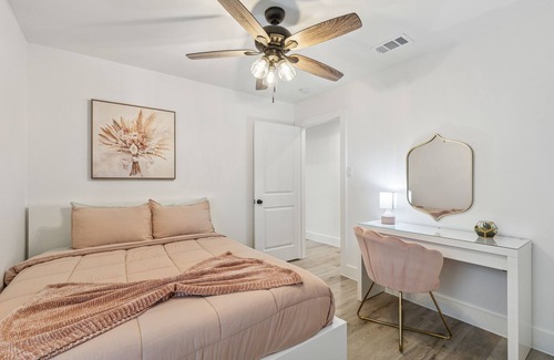 Las Colinas Casa | Stylish & Fun Renovated House Sleeps 16