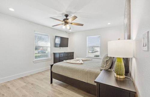 Las Colinas Casa | Stylish & Fun Renovated House Sleeps 16