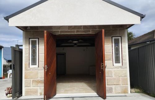 Mays Hill Casa | Stylish Gallery Sleep 4 , Near Parramatta CBD