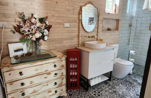 Mays Hill Casa | Stylish Gallery Sleep 4 , Near Parramatta CBD