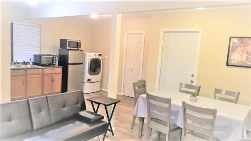 Killeen Apartamento | Stylish Garage Apartment by Reese Creek
