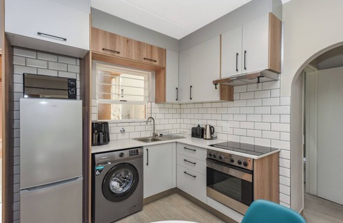 Sandown Apartamento | Stylish Garden Retreat w/ Pool and Modern Amenities