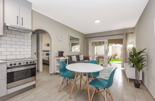Sandown Apartamento | Stylish Garden Retreat w/ Pool and Modern Amenities